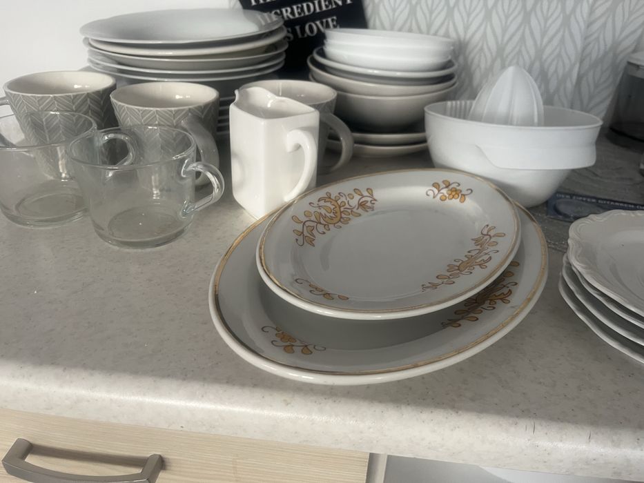 Zestaw talerze kubki sztucce szklanki i inne porcelana