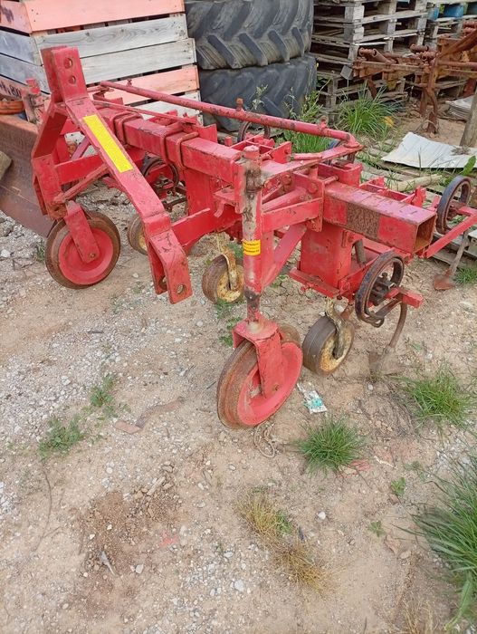 Várias alfaias agrícolas