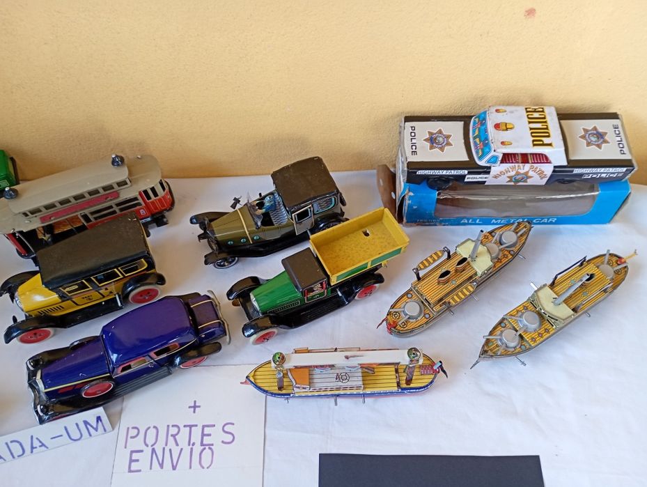 Brinquedos em chapa estrangeiros litografados
