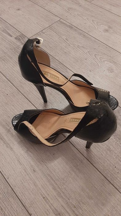 Szpilki Buffalo nowe