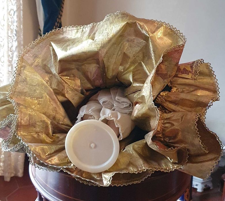 Boneca de porcelana, vintage e com suporte.