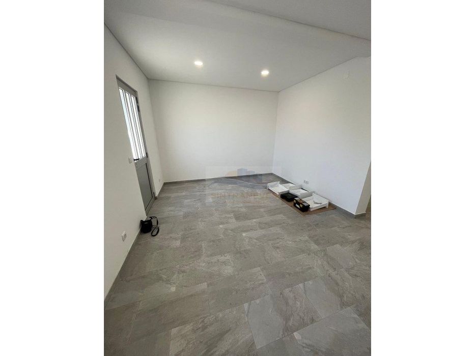 Apto T1 em RC Totalmente Remodelado à venda no Prior Velho, Sacavém...