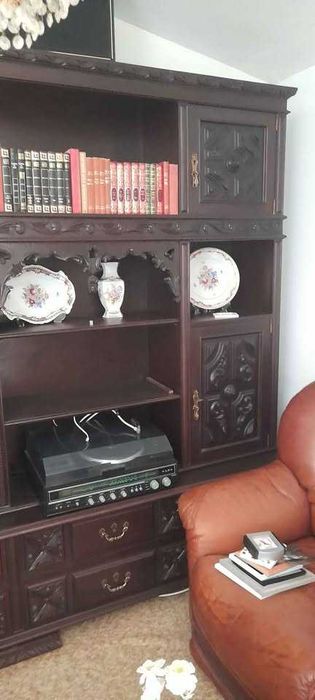 Móvel de sala castanho escuro