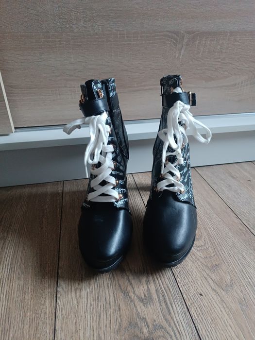 Czarne sznurowane botki