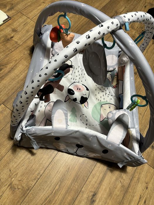 Mata eduakcyjna i mata wodna dla niemowlaka, lezenie na brzuszku