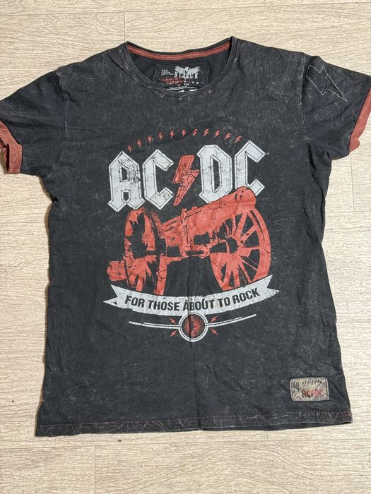 Футболка ac /dc дуже приємний матеріал ,тоненька на літо ,сідає четко на L розмір