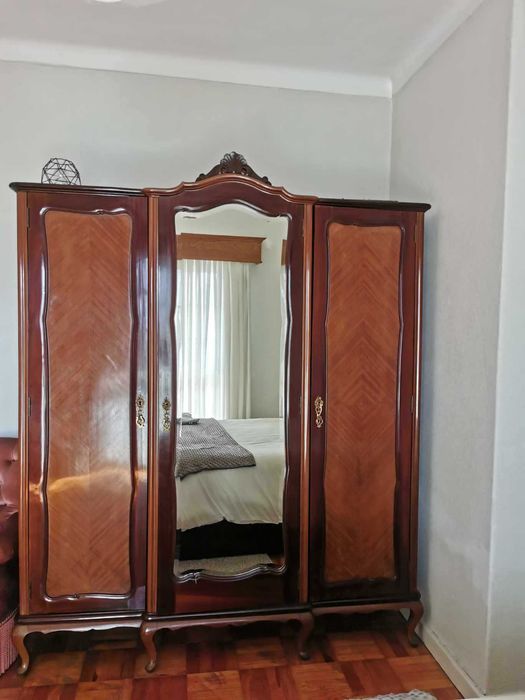 Mobília de quarto antiga em muito bom estado. Vendo em separado.