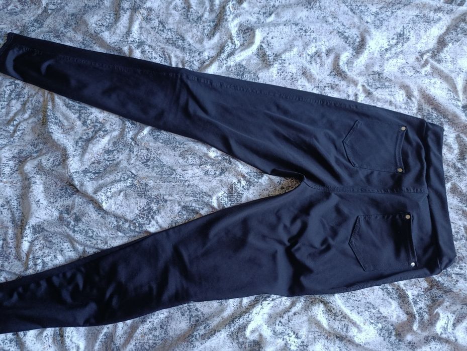 Стрейчевые обтягивающие штаны.