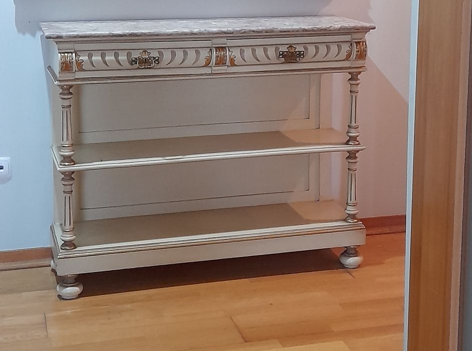 Credencia lacada antiga e espelho