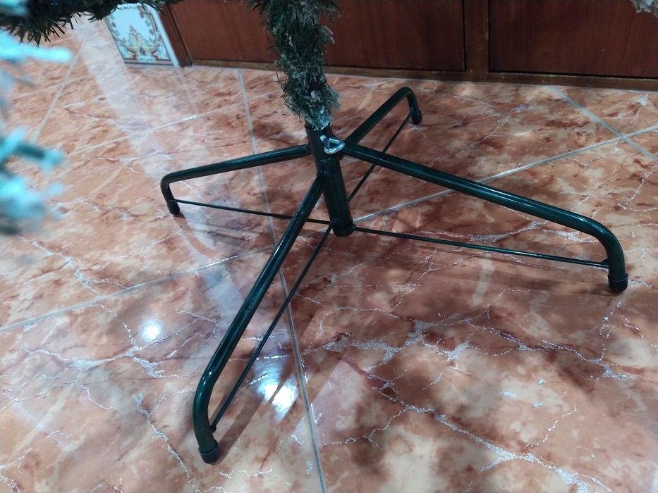 Árvore de Natal verde com neve casa quarto apartamento vivenda escritó