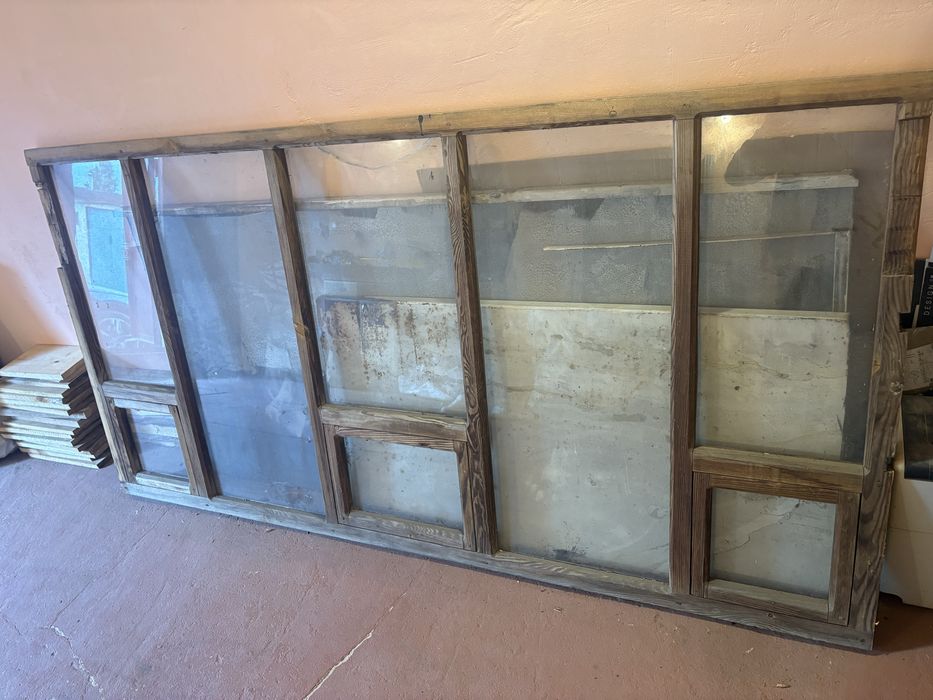 Деревʼяне вікно зі склом