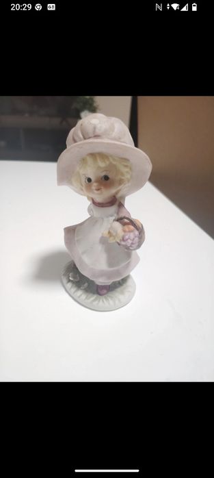 Sygnowana porcelanowa figurka dziewczynka z koszyczkiem wysokość 10cm