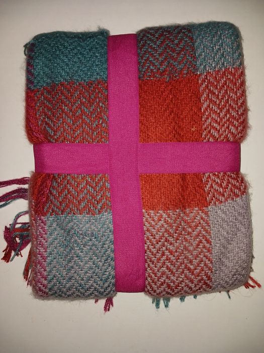 Нові, якісні,фірмові пледи.