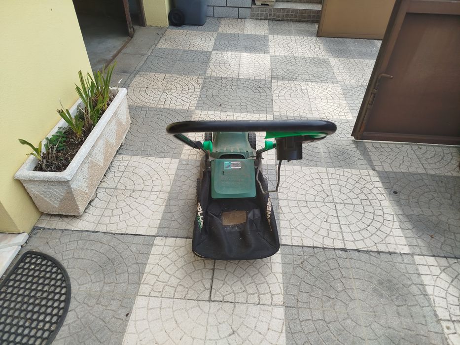 Máquina de cortar relvam