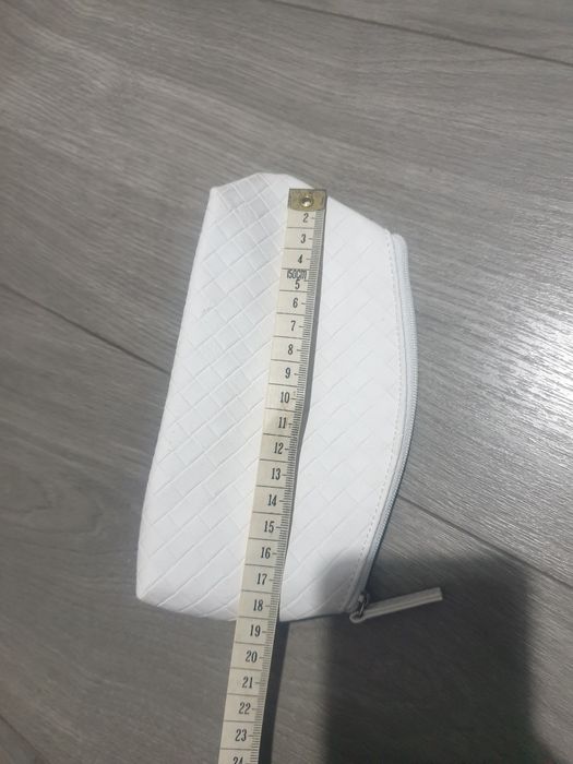 Biała kosmetyczka saszetka 18 cm kratka