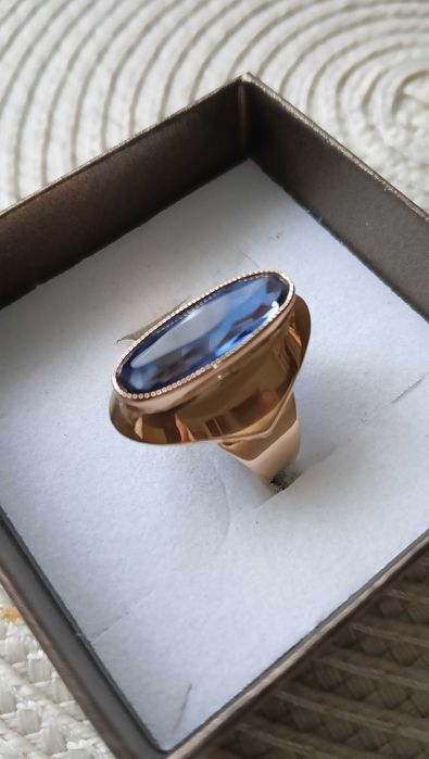 Okazja! Złoty pierścionek z niebieskim oczkiem.