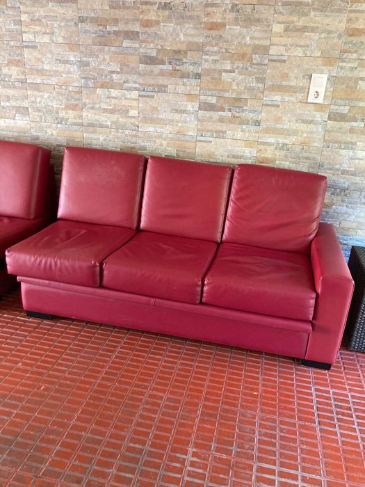 Sofá em pele vermelho