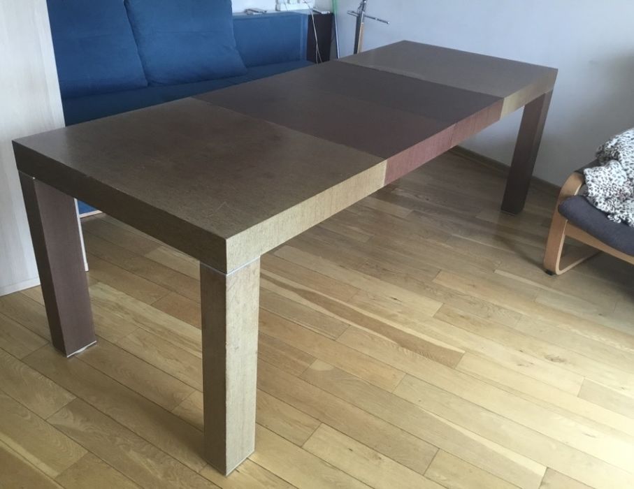 Duży brązowy stół do salonu lub jadalni