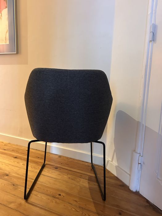 Cadeira IKEA TOSSBERG (Cinzento Escuro / Pernas Pretas) – Bom Estado