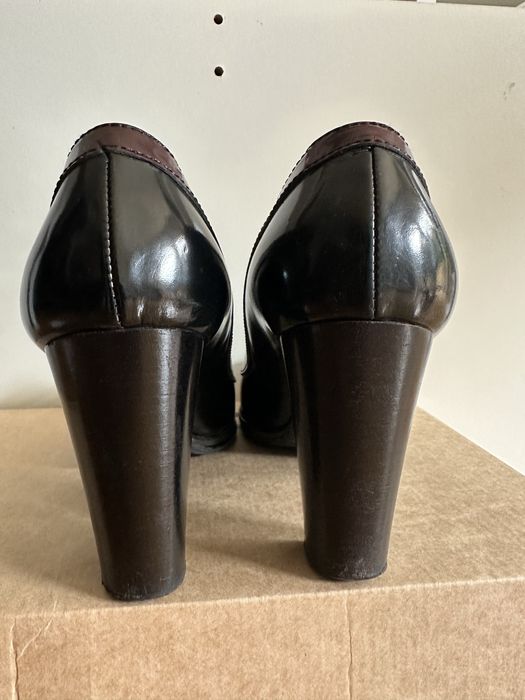 Sapatos de salto alto em pele preta com rebordo bordeaux