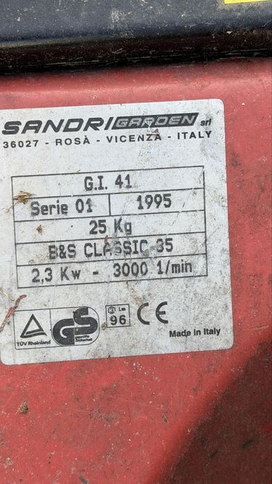 Cortador de relva a gasolina.