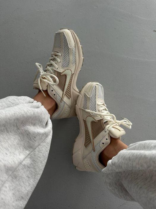 Ідеальні Жіночі спортивні кросівки NIKE ZOOM VOMERO 5 BEIGE ICE CREAM