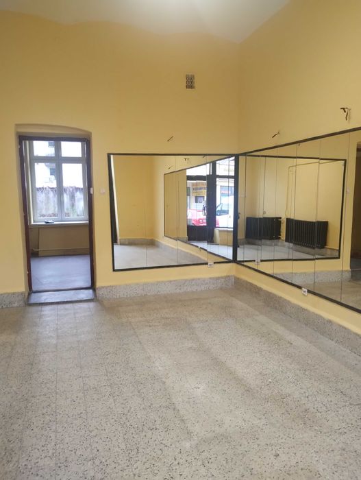 Do wynajęcia lokal handlowo-usługowy w rynku w  Krzeszowicach