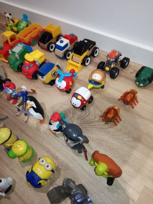 conjunto de figuras animadas bonecos e carros