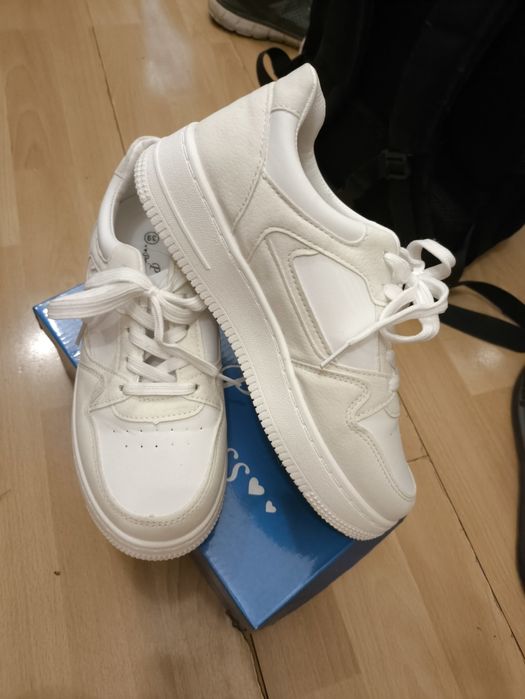 Женские кроссовки р. 39