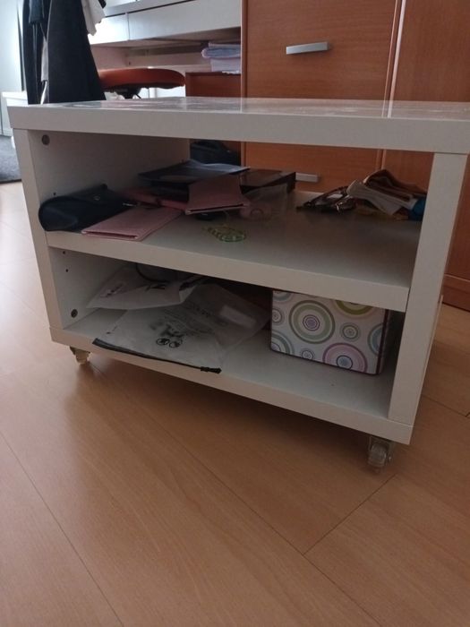 Mesa de apoio branca com arrumaçao