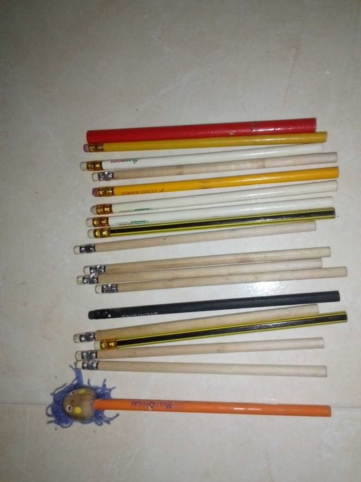 Lápis e lapiseiras com borracha antigos