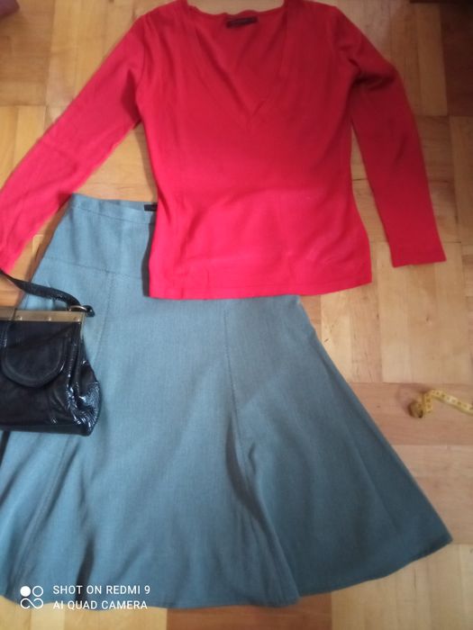 Czerwony sweter Reserved i spódnica Reserved r. M