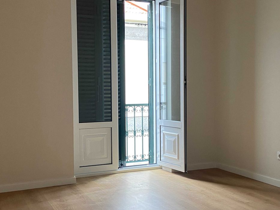 R.Laureano, T4, com jardim e garagem