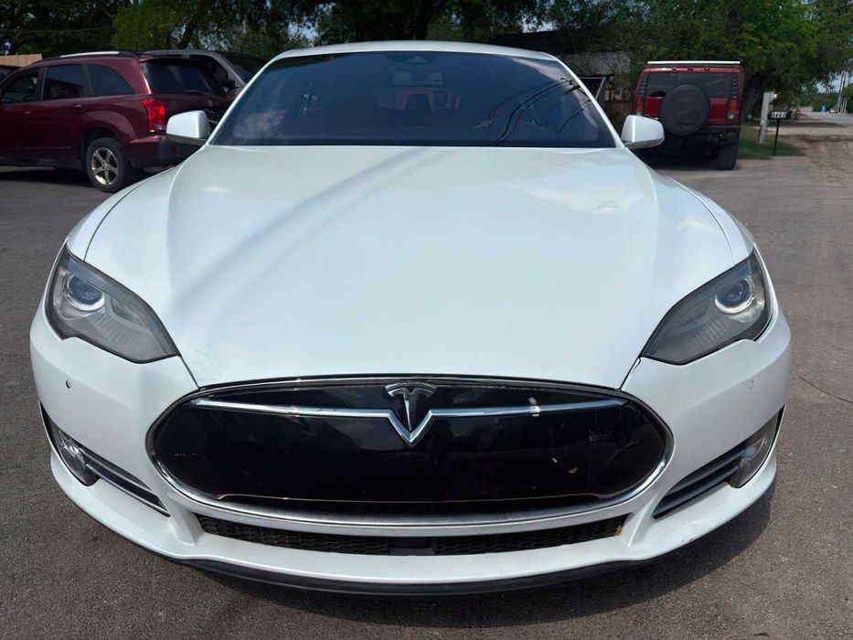 Tesla Model S P85D      2015