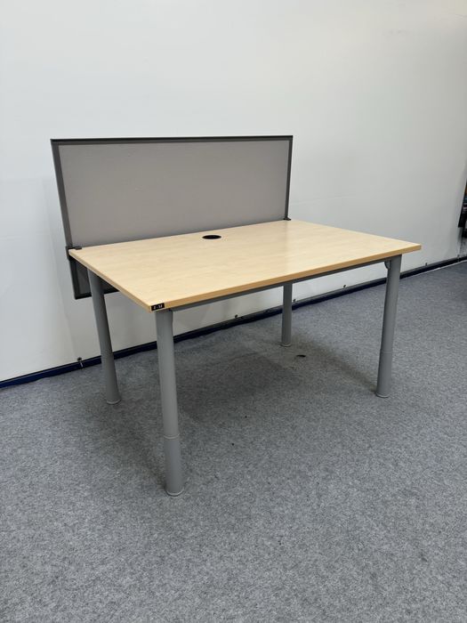 Biurko Kinnarps stol biurowy.