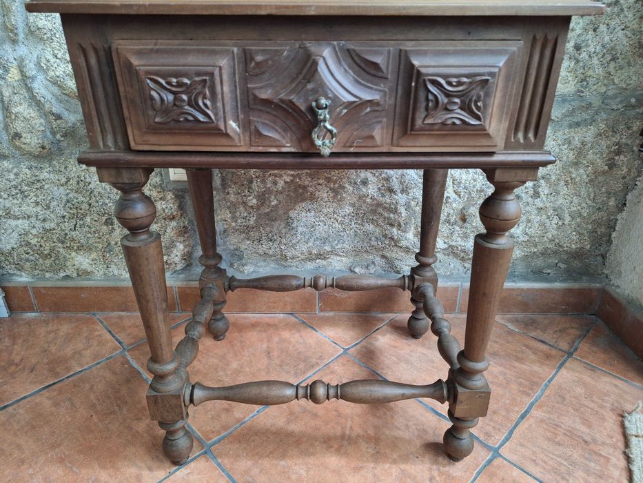 Mesa de cabeceira para restauro