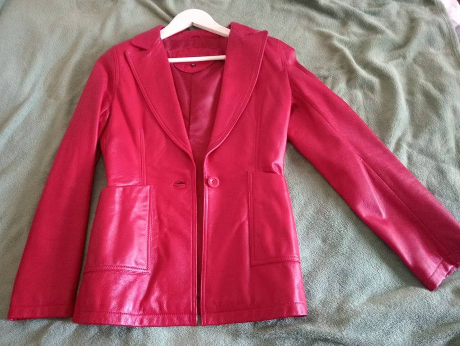 3 blazers/ casacos em Pele. Senhora. 1 vermelho e dois pretos