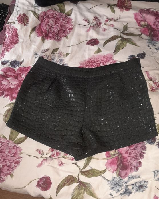 Spodenki z połyskującego materiału