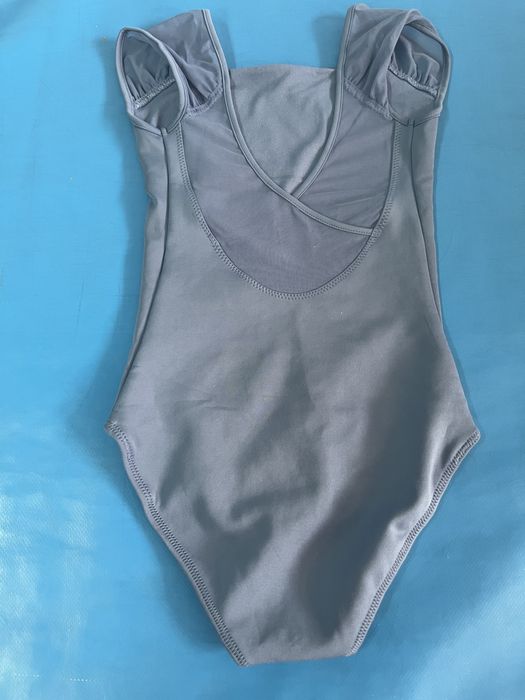 Saco preto e  dois maillots de ballet