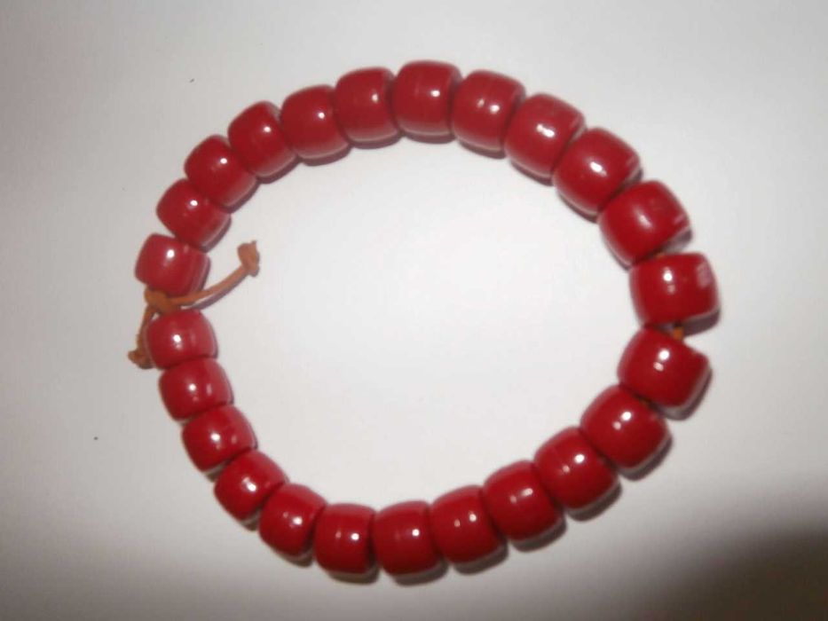 Bransoletka z koralików imitujących prawdziwy koral.