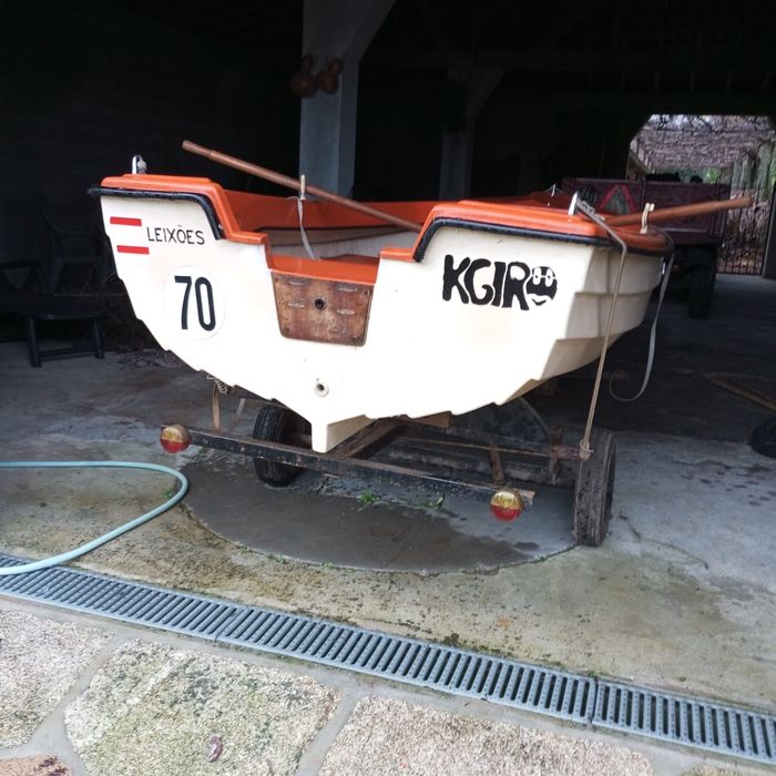 Barco com atrelado e acessorios