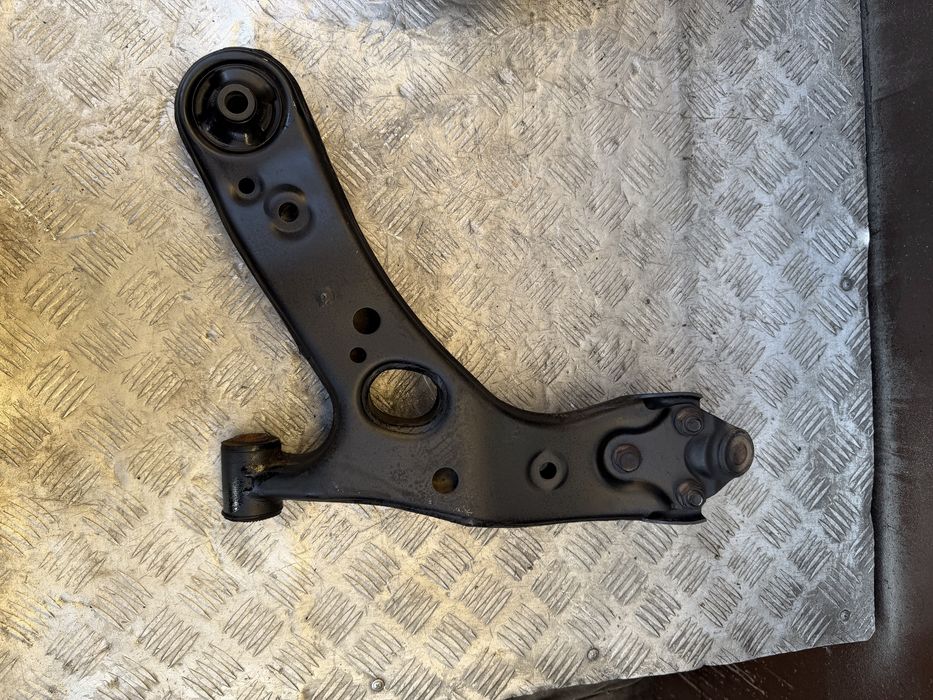 Тойота королла 16 год toyota corolla пробег 40 тыс рычаг правый