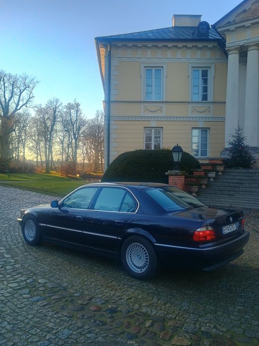 BMW 750   V12 e38