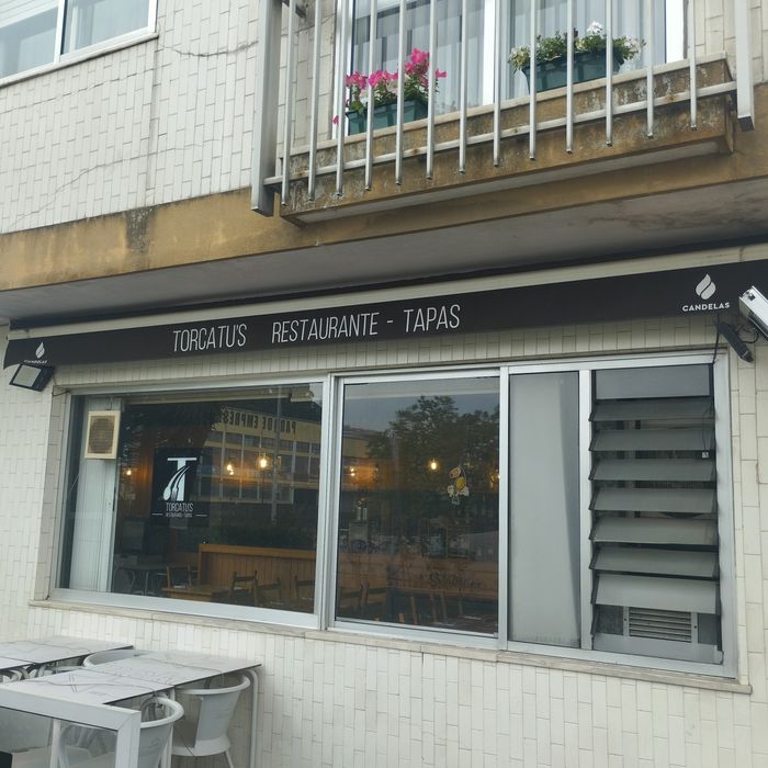 Toldo e reclame luminoso como novos