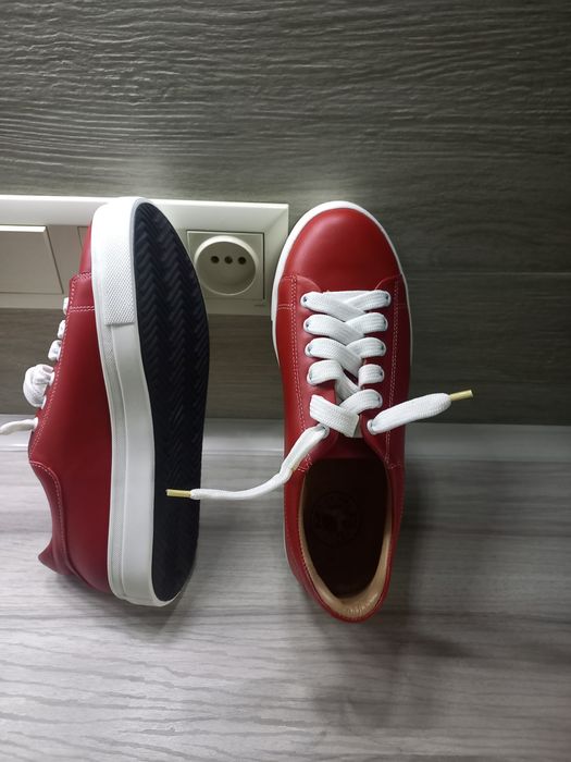 Червоні шкіряні жіночі кеди Ukraine