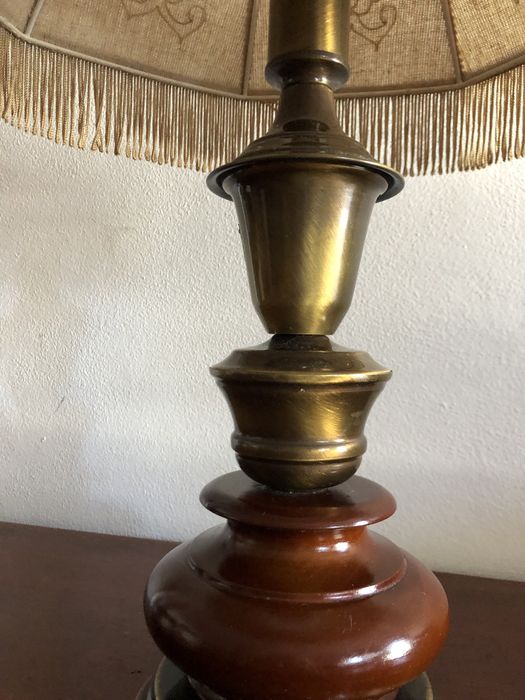 Candeeiro em latao e madeira e abajour em linho bordado