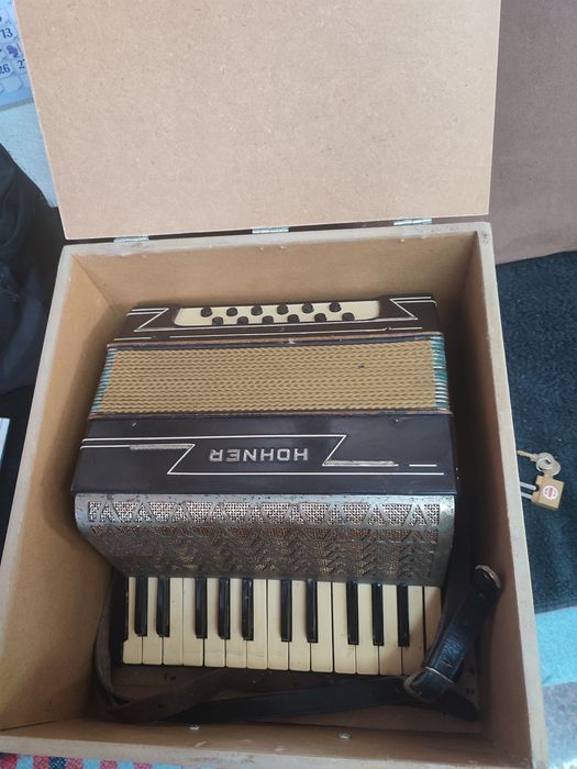 Acordeão de piano HOHNER