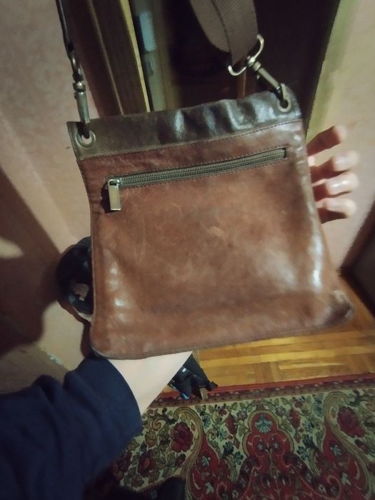 Мужская кожаная сумка, старая но удобная для использования.