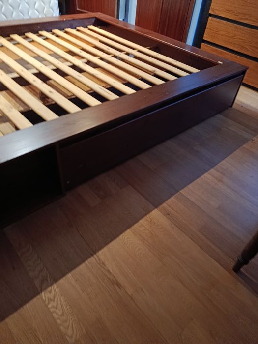 Cama de casal em wengue