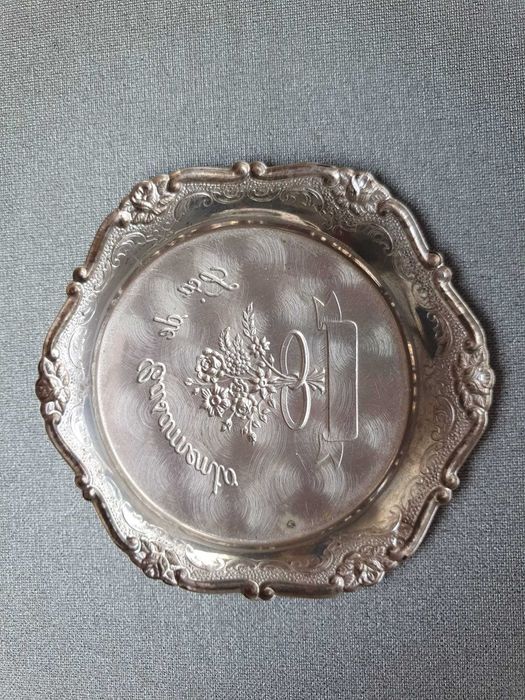 Três pequenos pratos em porcelana, casquinha e estanho